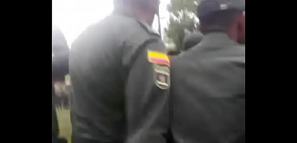  POLICIA TENIENTE MANOSEA A SU COMPAÑERO CAPITÁN EN PLENA FORMACIÓN